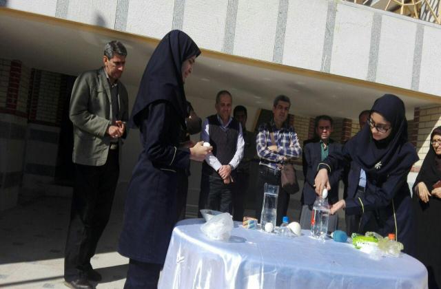 دانش آموزان فرزانگان لار با مسئولان لارستان برای حفظ محیط زیست هم پیمان شدند